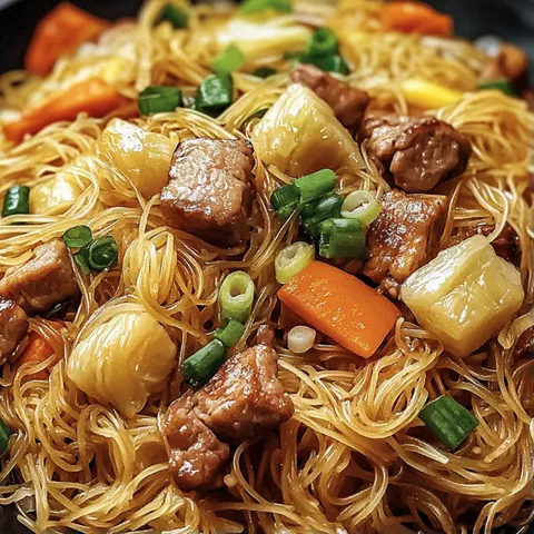 A bowl of noodles with meat and vegetables.