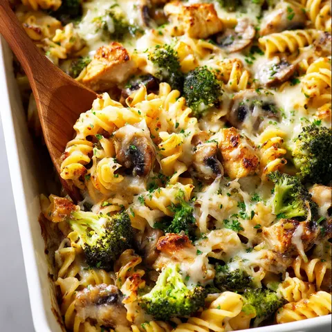 A bowl of pasta with chicken and broccoli.