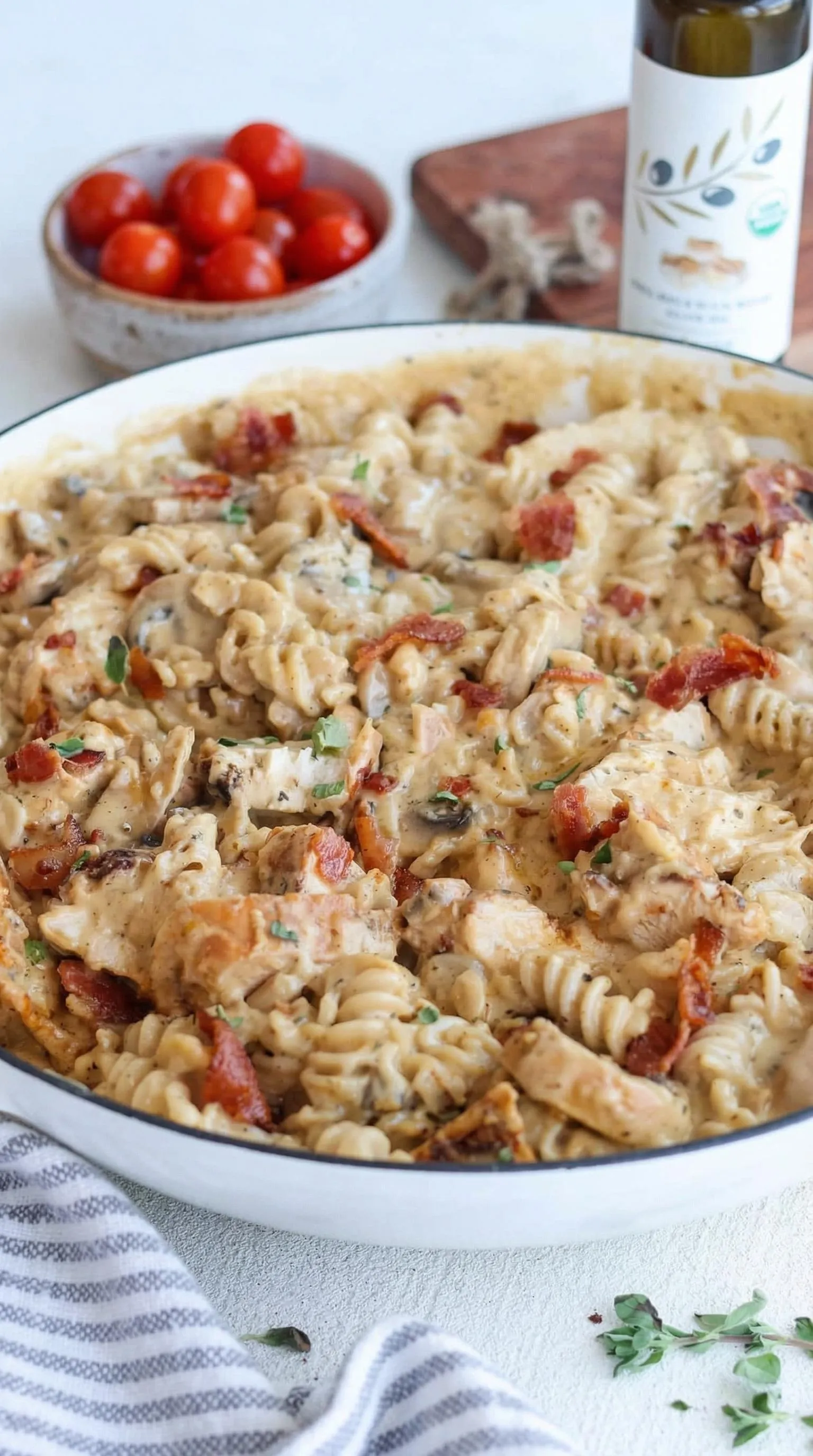 A bowl of pasta with chicken and bacon.