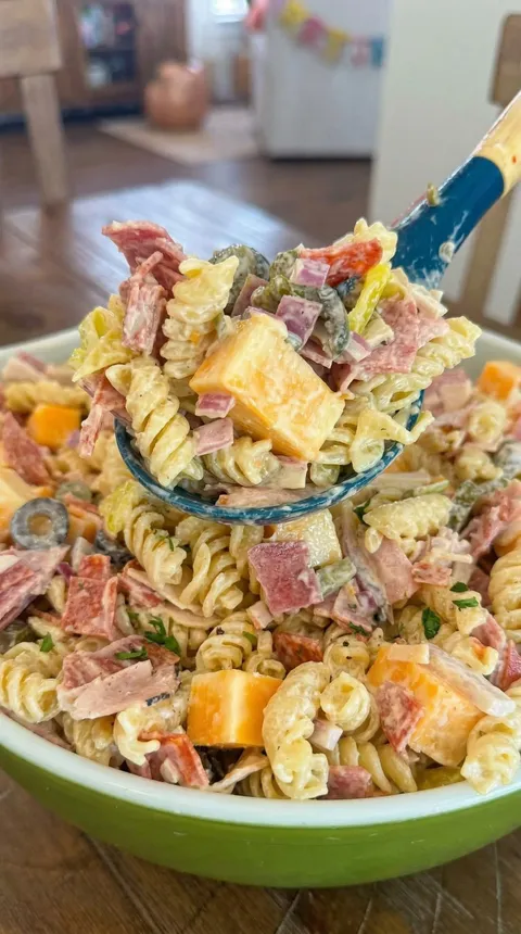 A bowl of pasta with meat and vegetables.