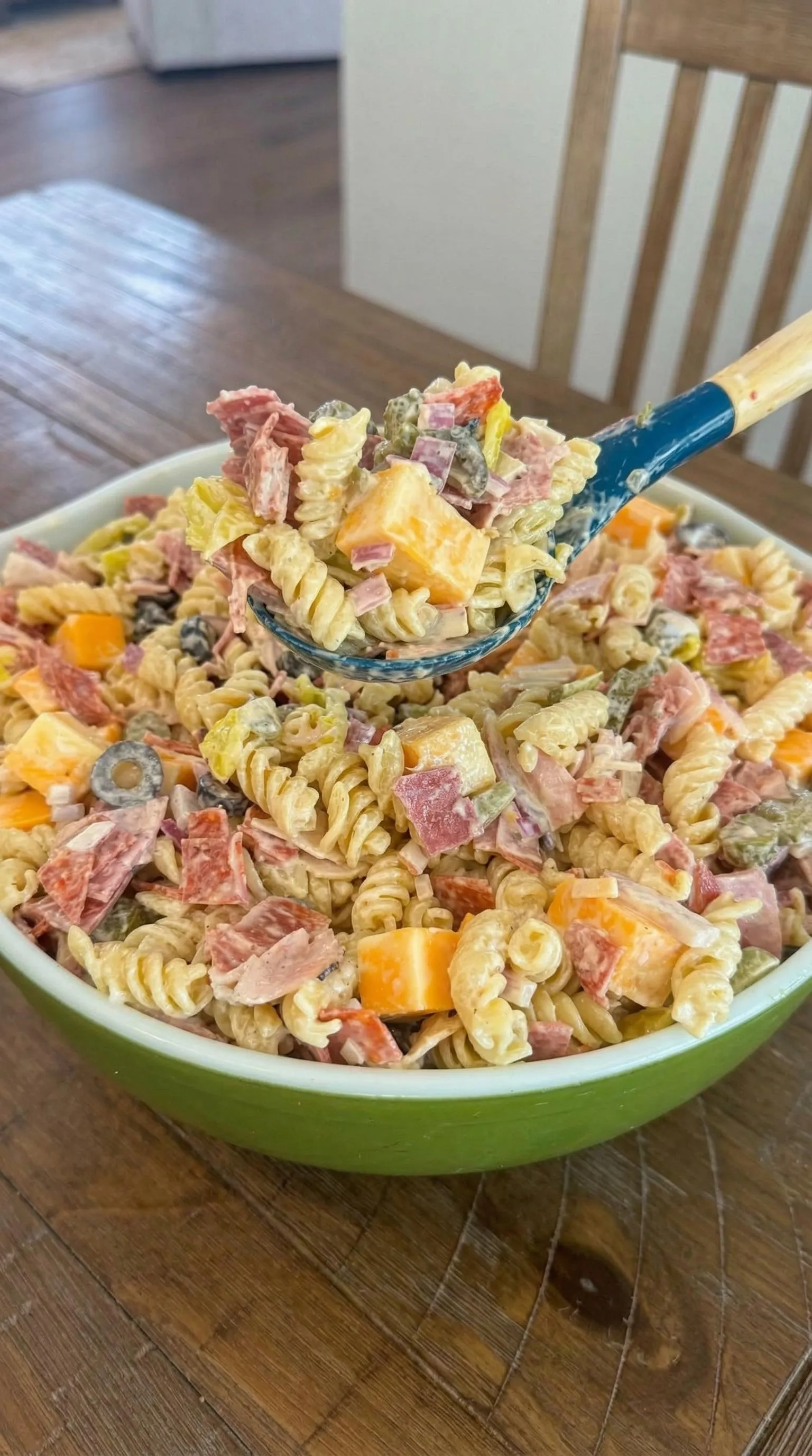A bowl of pasta with vegetables.