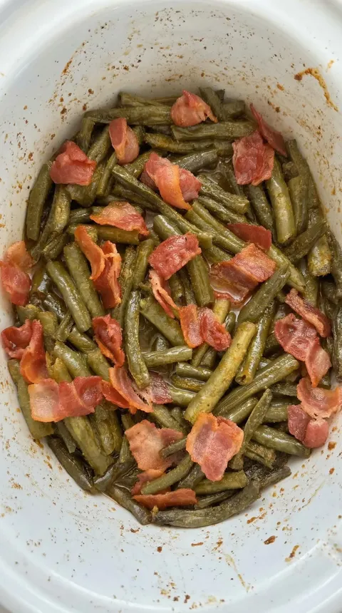 Bacon and green beans in a bowl.
