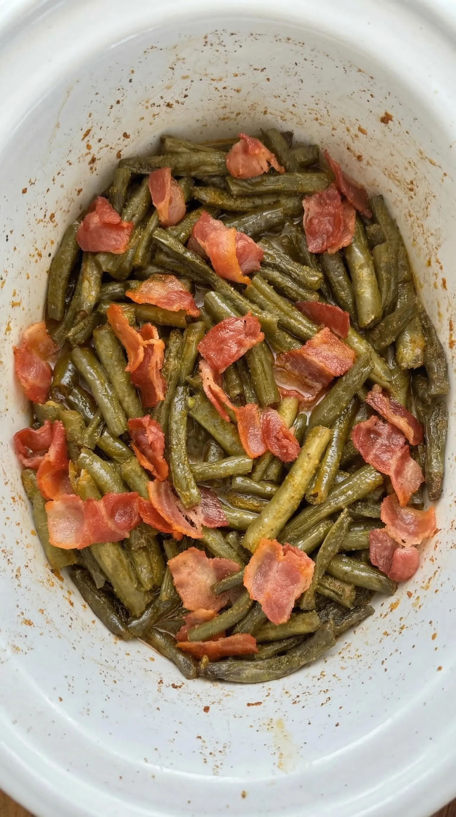 Bacon and green beans in a bowl.