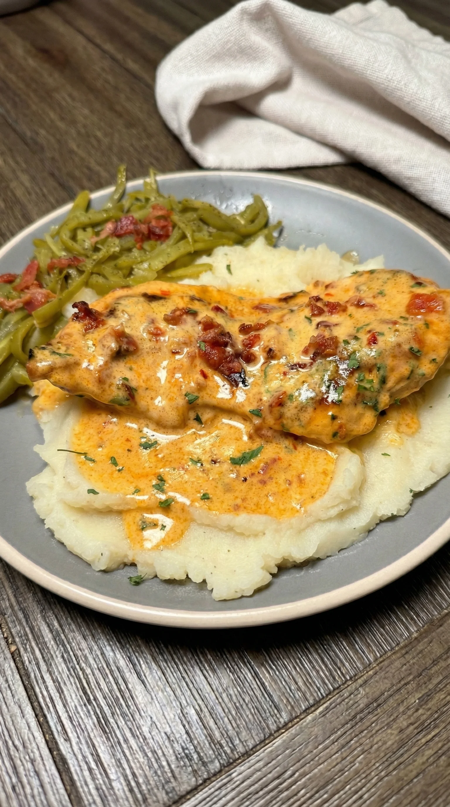 A plate of food with chicken and green beans.
